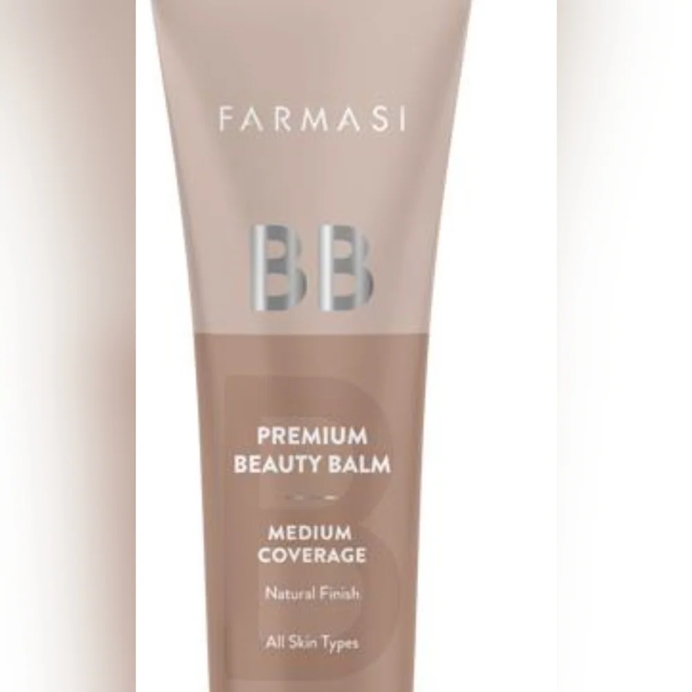 BB Cream. Foundation. Medium Coverage. 01 Light.